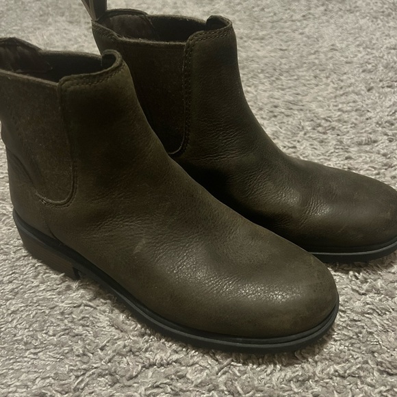 UGG Chelsea boot! - Picture 1 of 8